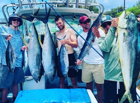 Albacore Tuna, Mahi Mahi / Dorado, Skipjack Tuna, Wahoo, Yellowfin Tuna fishing in Kapa&#039;a, Hawaii