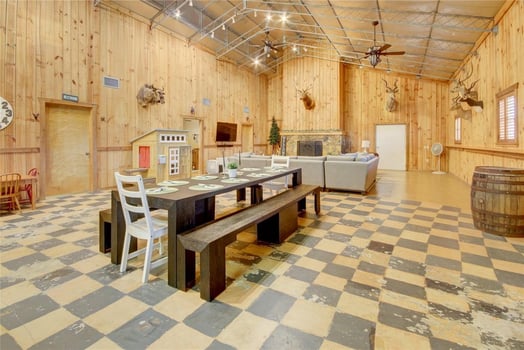 Lodge photo for Whitetail Hunt Close To Houston 