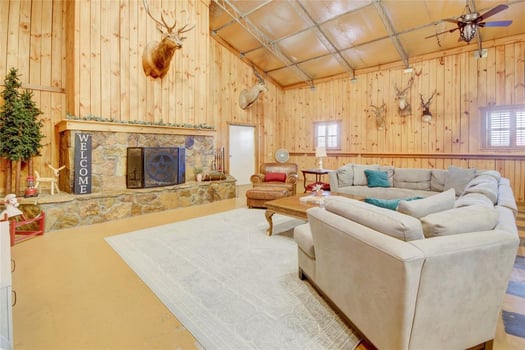 Lodge photo for Whitetail Hunt Close To Houston 